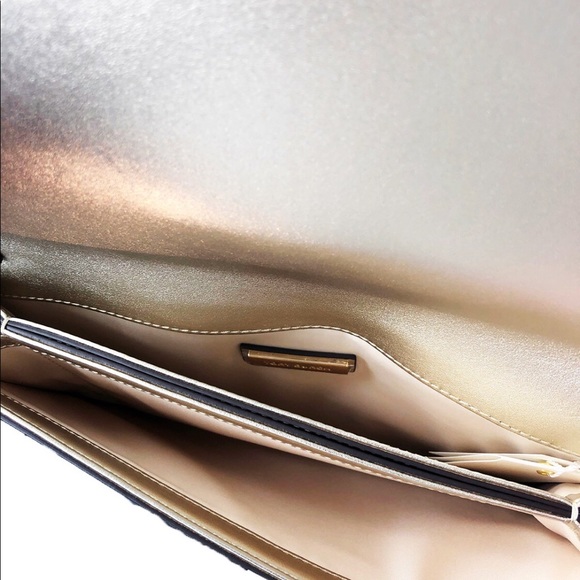 HOST PICK 🎉🎊Tory Burch Savannah Clutch in Gold new with tags. Rare! - Picture 8 of 10